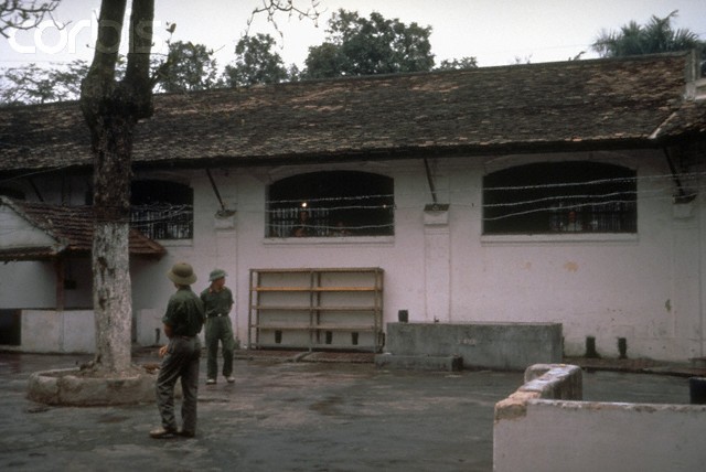 Cảnh bên trong nhà tù Hỏa Lò (Hanoi Hilton) năm 1973.